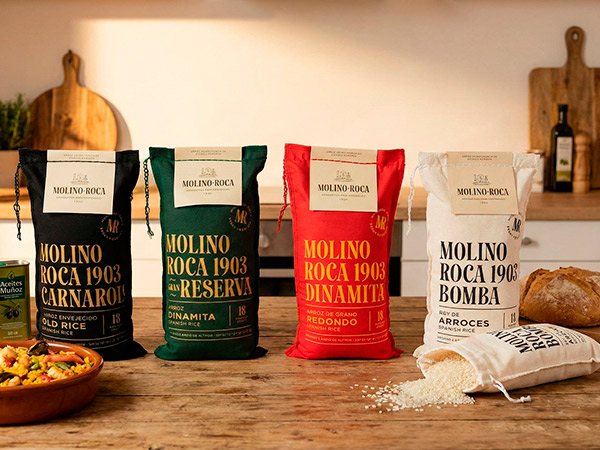 Gama de arroces gourmet Molino Roca 1903: variedades Carnaroli, Gran Reserva, Dinamita y Bomba en sacos de tela sobre mesa de madera
