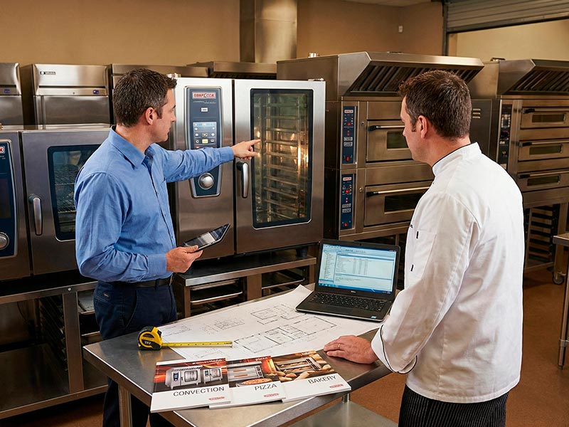 Comercial asesora a cliente sobre maquinaria profesional