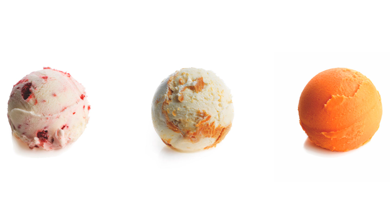 Trío de bolas de helado gastronómico de diferentes sabores y colores vivos.