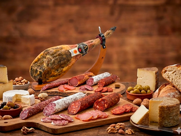 Diferentes formatos de jamón para restaurantes: pieza entera para corte a cuchillo y centros deshuesados para lonchear