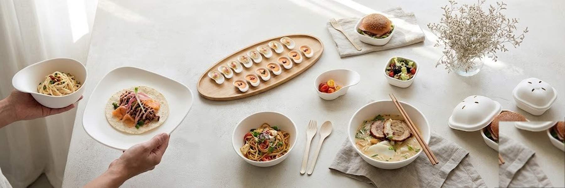 Emplatado creativo sobre vajilla de diseño Cookplay y utensilios de cocina profesional.