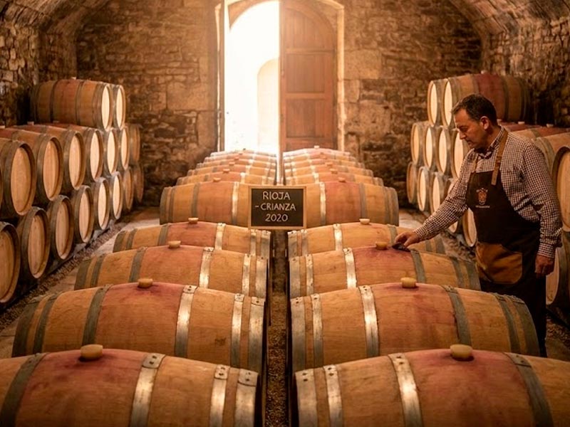 Sala de barricas de roble para la crianza de vinos de Rioja y Ribera del Duero.