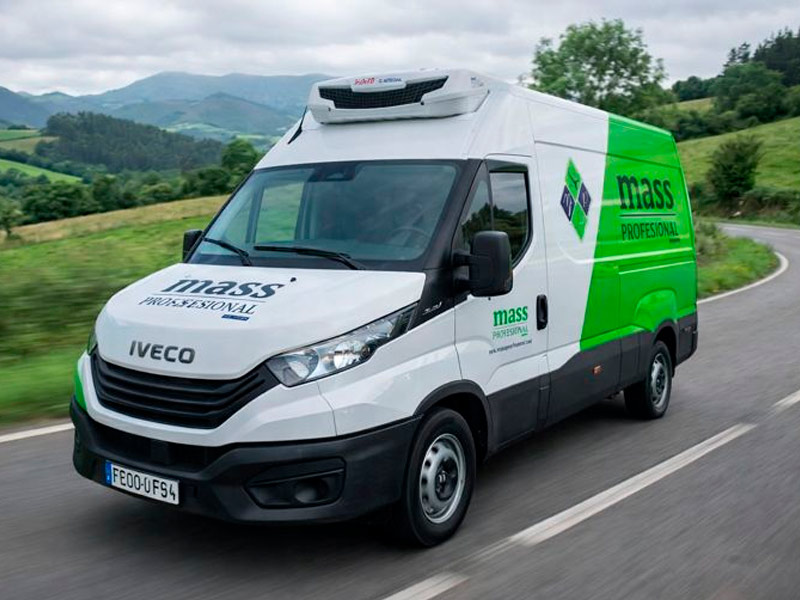 Furgoneta de reparto bitemperatura de mass PROFESIONAL transportando mercancía para entrega en 24 horas.