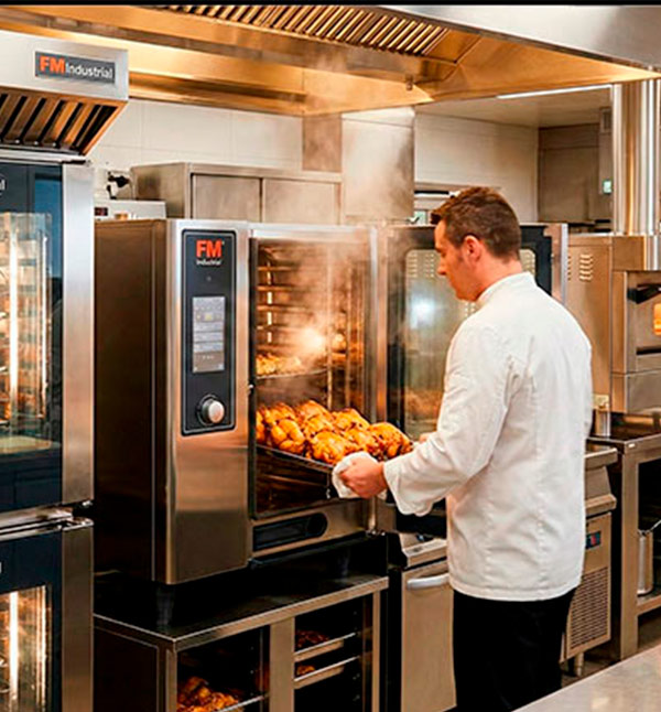 Chef trabajando con horno profesional en cocina