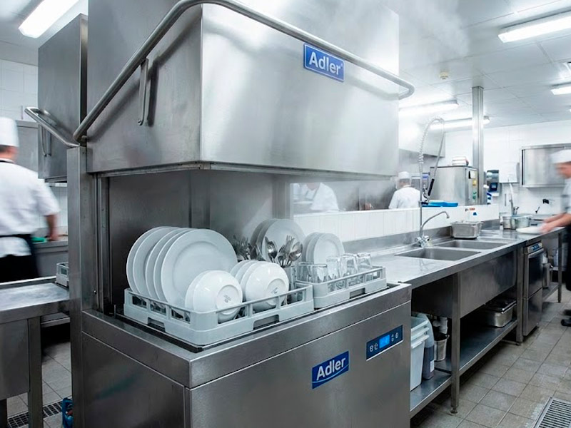 Lavavajillas industrial de cúpula Adler garantizando higiene en cocina profesional.