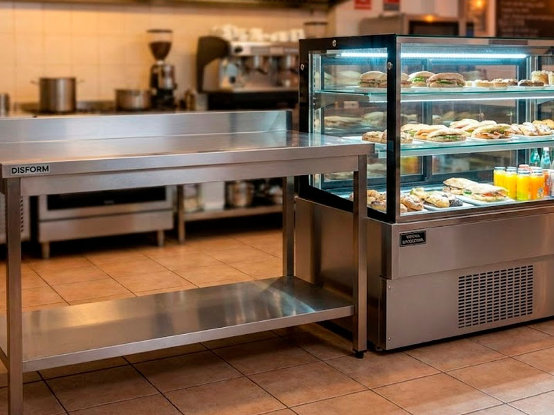 Mesa de trabajo de acero inoxidable Disform y vitrina expositora para hostelería